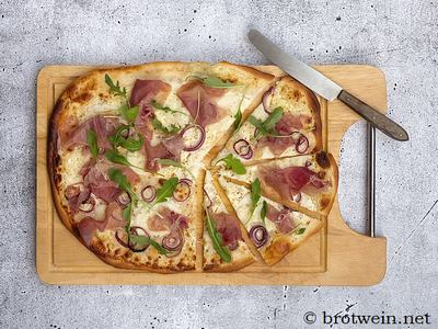 Flammkuchen mit Schinken und Rucola