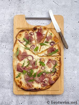 Flammkuchen mit Schinken und Rucola