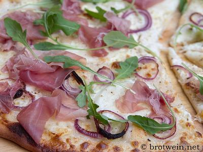 Flammkuchen mit Schinken und Rucola