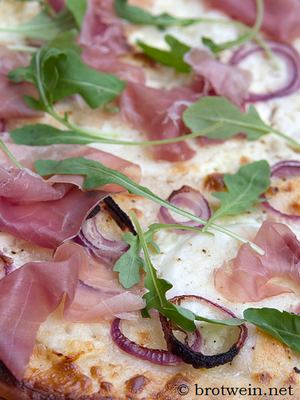 Flammkuchen mit Schinken und Rucola