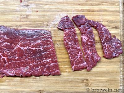 Rouladenfleisch in Streifen schneiden