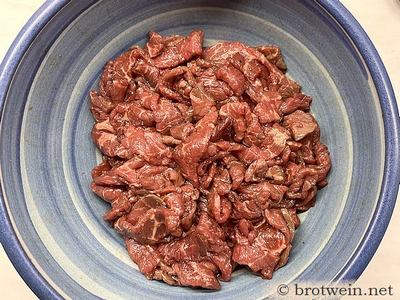 Fleisch in Jerky Marinade geben und marinieren
