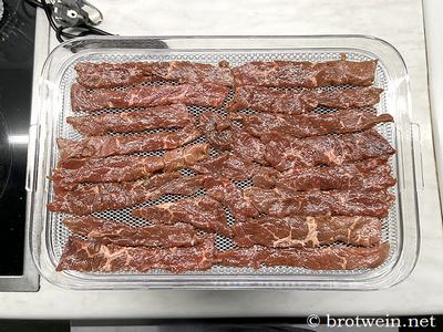 Fleisch direkt auf das Dörrgitter geben