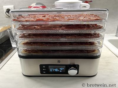 Beef Jerky im Dörrautomat eingeschichtet