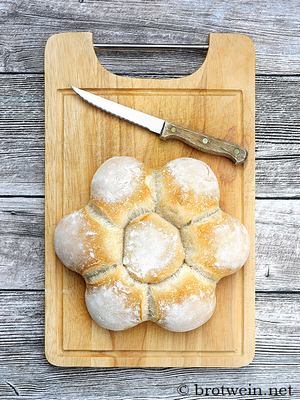 Blütenbrot - französisches Weißbrot in Blütenform