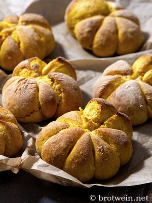 Kürbisbrötchen in Form von kleinen Kürbissen