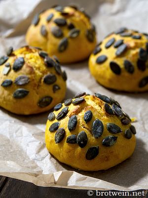 Kürbisbrötchen in Brötchenform mit Kürbismus und Kürbskernen