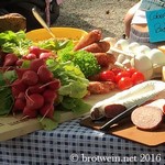 Sommer in der Stadt - Biergärten in München: Brot, Radieschen, Salat, Rohpolnische, gekochte Eier, Obazda, Salami