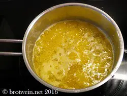 Butterschmalz, selbst gemacht: anfangs noch starke Schaumbildung