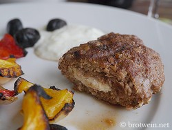 Bifteki mit Schafskäse vom Grill (griechische Frikadelle, Hacksteak mit Feta gefüllt)