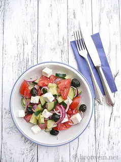 Griechischer Salat mit Feta und Oliven sowie Essig-Öl-Dressing
