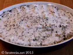 Lachs gebeizt mit Fenchel und Pfeffer im Salz-Zucker-Mantel