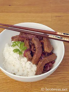 Japanisch gewürztes Rindfleisch mit Zwiebeln