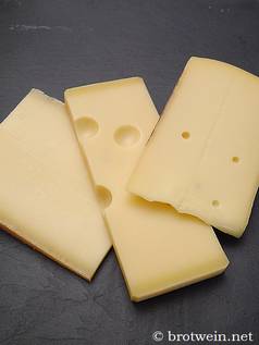 Fondue Käse - Die drei Käse im Schweizer Käsefondue: v.l.n.r. Gruyère, Emmentaler und Appenzeller