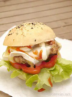Cheeseburger mit Sauerteig Hamburger Brötchen - Burger Buns mit Lievito Madre