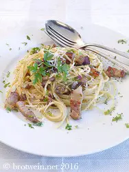 Pasta: cremige Spaghetti Carbonara ohne Sahne - klassische Sauce