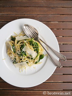 Zitronen-Spaghetti mit Spinat, perfekt im Frühling mit Babyspinat