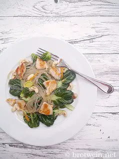 Tatsoi-Glasnudel-Salat mit Hühnchen und Cashewkerne asiatisch