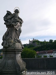 Würzburg Alte Mainbrücke - die Heilige Jungfrau Maria, dargestellt als Patrona Franconiae - im Hintergrund die Festung Marienberg
