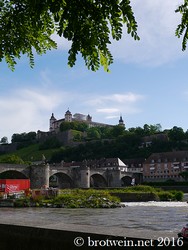 Würzburg Alte Mainbrücke  mit Festung Marienberg und der Weinlage Schlossberg
