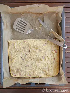 Hefeboden mit wenig Hefe für herzhafte Kuchen vom Blech (Zwiebelkuchen mit Rahm und Speck)