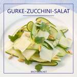 Gurken-Zucchini-Salat roh mit Parmesan und Pinienkernen