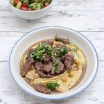 Hummus mit würzigem Rindfleisch und Zitronensauce - Kawarma