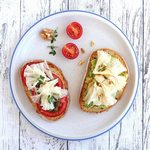 Käsebrot Varianten – Tomate mit Thymian-Pesto und Avocado-Paste