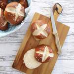 Laugengebäck: Laugenbrötchen & Laugenstangen selber backen