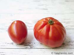 Tomaten: Eiertomate (links) & Ochsenherztomate (rechts)