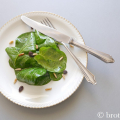 Babyspinat als Salat – Spinatsalat mit Pinienkerne und Rosinen