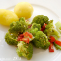 Brokkoli Salat mit Tomaten - Mediteraner Sommersalat