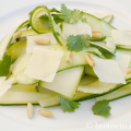 Gurken-Zucchini-Salat roh mit Parmesan und Pinienkernen
