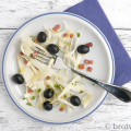 Petersilienwurzel-Salat mit Oliven und Speck