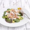 Babyspinat-Salat mit warmen Kartoffeln und Stremellachs