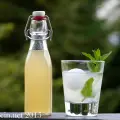 Limonade aus Zitrus-Minz-Sirup mit Ingwer und Kardamom